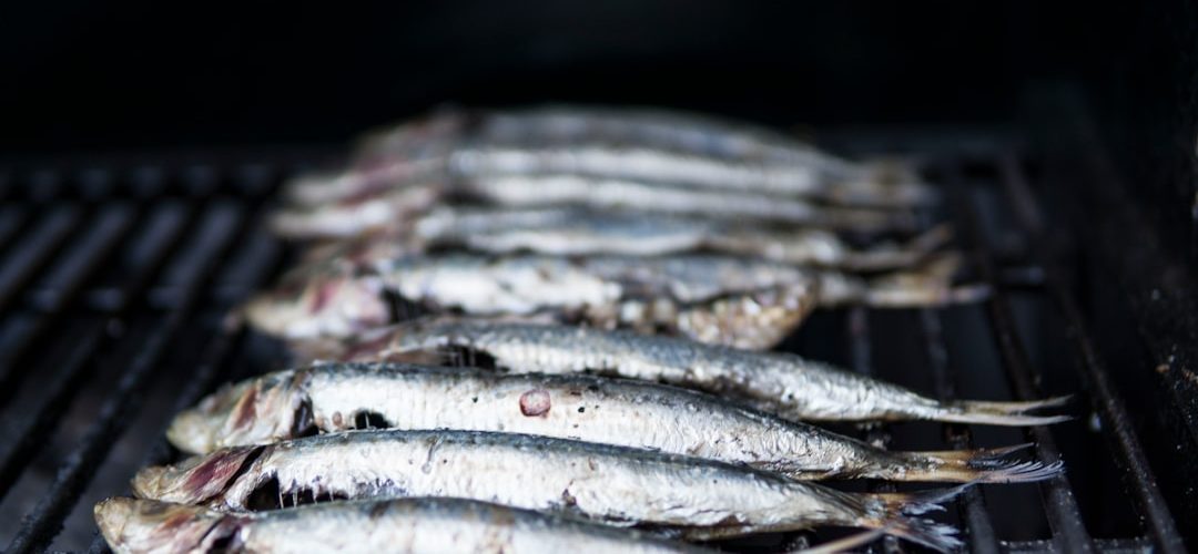Espeto de sardinas asándose a la brasa en la costa de Estepona