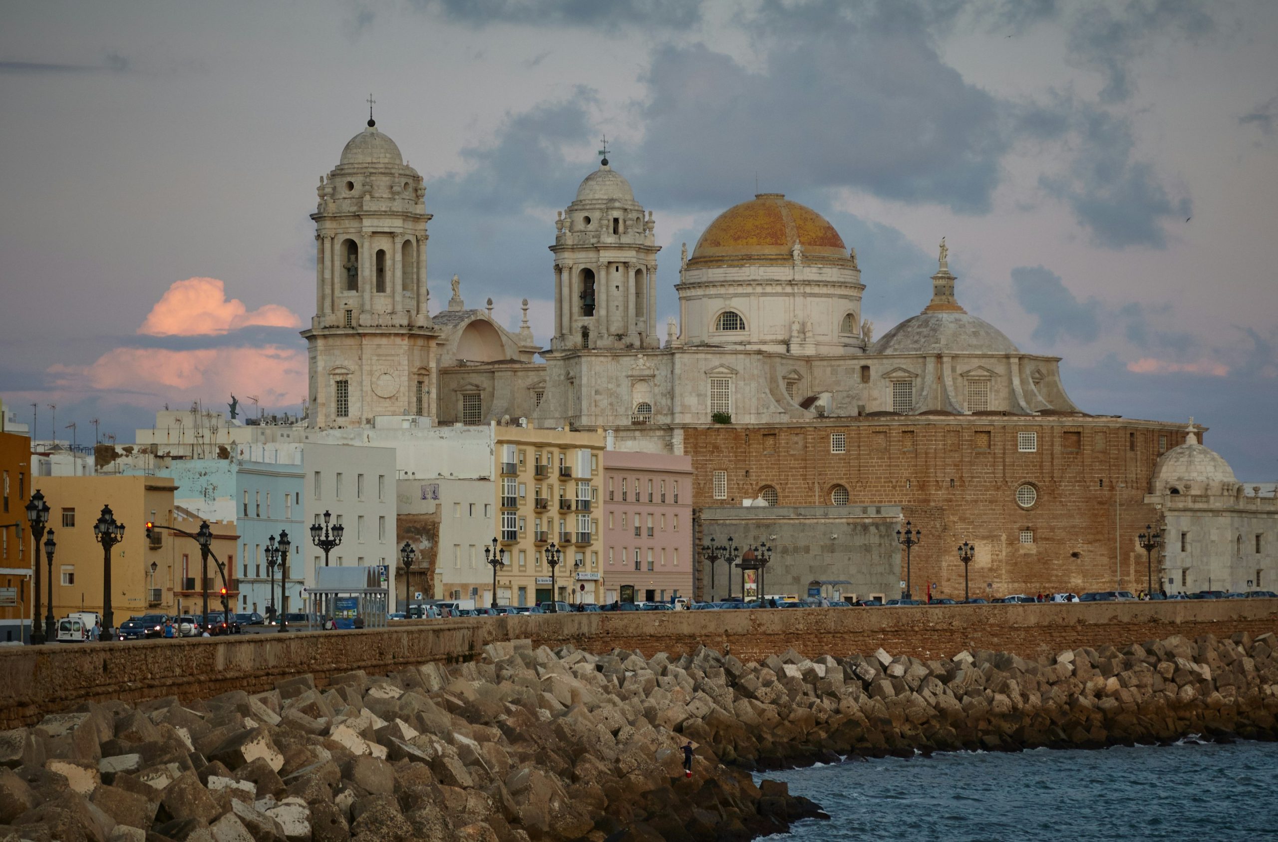 Catedral de Cádiz junto al mar